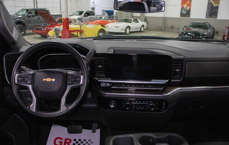2023 Chevrolet Silverado - photo 8