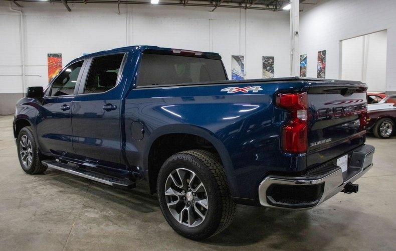2023 Chevrolet Silverado - photo 2