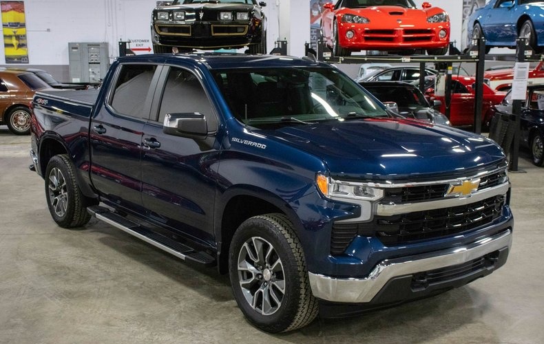2023 Chevrolet Silverado - photo 3